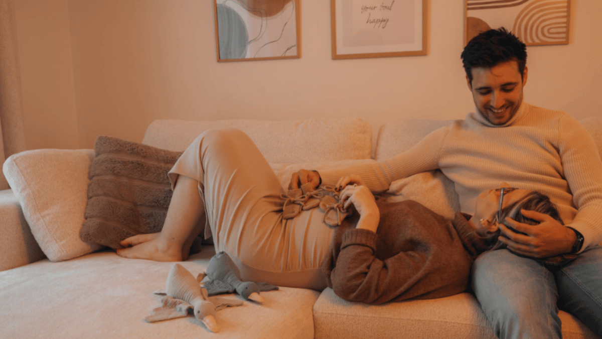 pregnant-woman-sings-for-more-than-4-hours-to-cope-with-labour-pain-husband-joins-in-by-playing-guitar