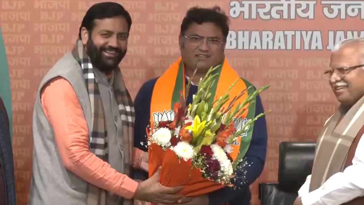 former-aap-leader-ashok-tanwar-joins-bjp-in-delhi-in-presence-of-haryana-cm-manohar-lal-khattar-watch-video