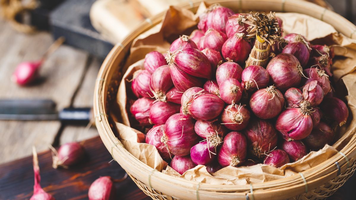 5 Advantages Of Eating Raw Onions For Skin, Hair And Health