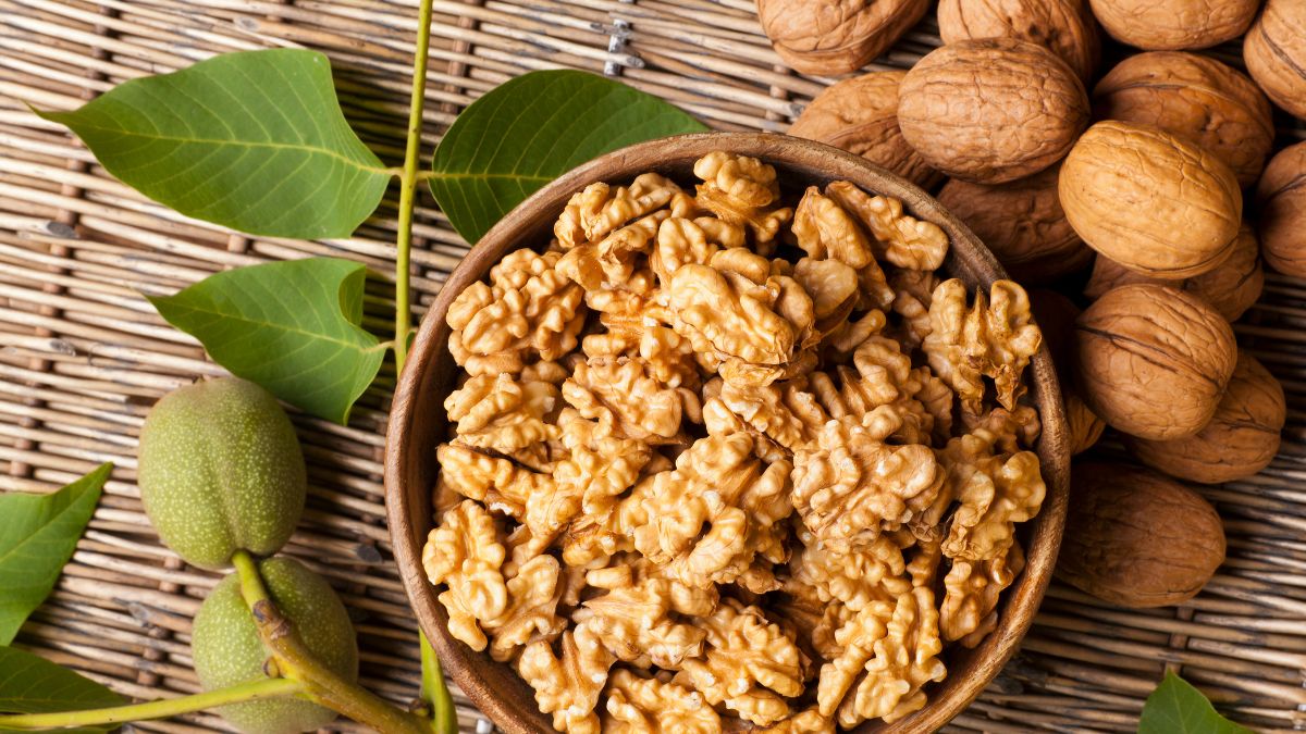 6 Reasons To Eat Soaked Walnuts In Winter For Effective Benefits