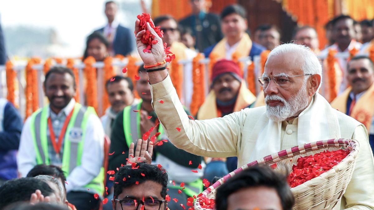 watch-pm-modi-showers-flower-petals-on-workers-who-constructed-ram-temple-in-ayodhya
