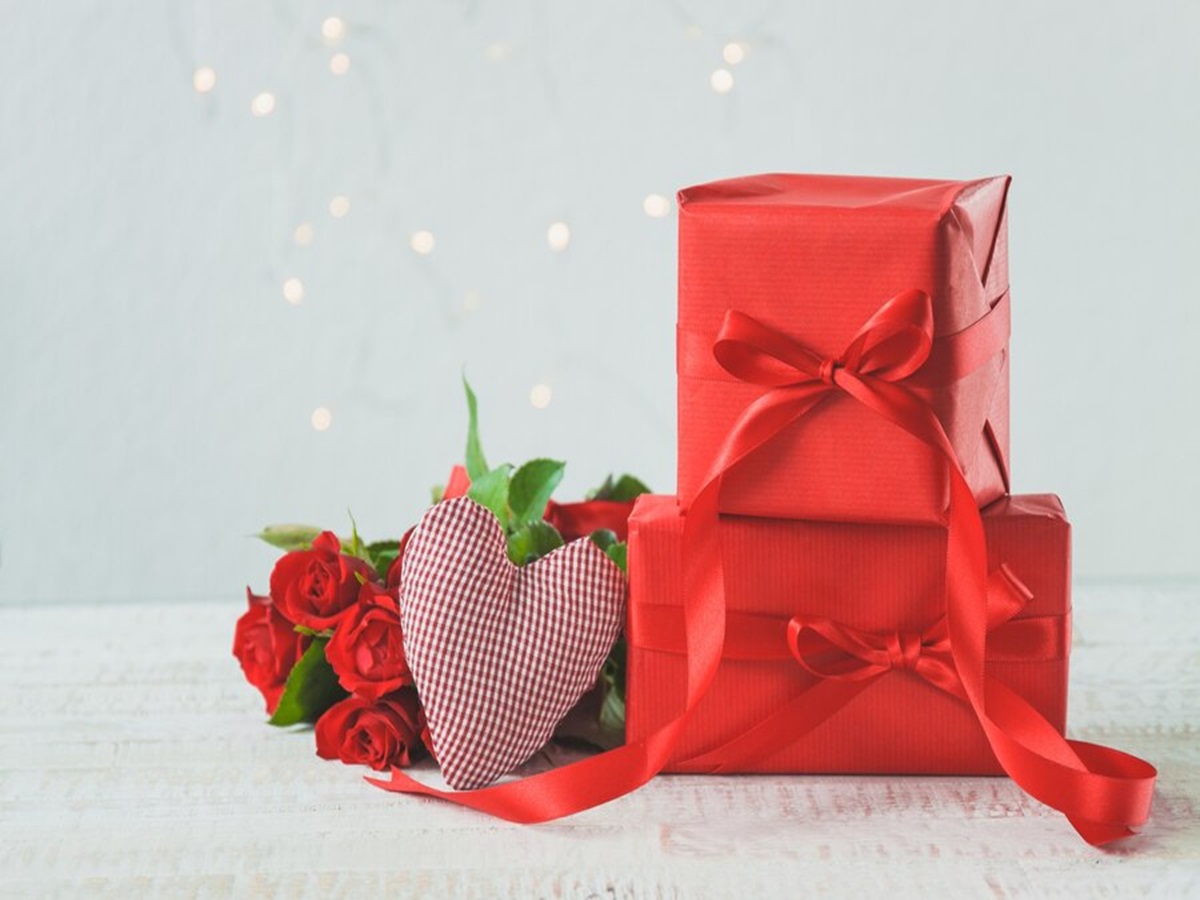 Buy Midiron Valentine's Day Gift for Wife/Girlfriend|Romantic Gift for  Husband/Boyfriend| Birthday gift for Wife, Husband, Girlfriend ( Chocolate  , Artificial Rose, Mug, Cushion) Online at Best Prices in India - JioMart.