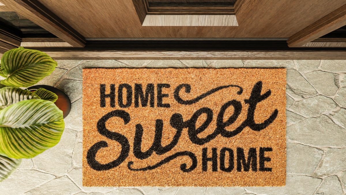 6-things-to-keep-at-your-home-entrance-to-welcome-goddess-lakshmi-vastu-tips