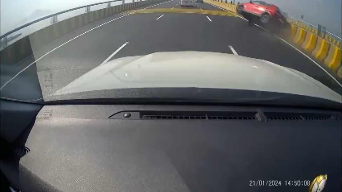 Video First Accident On India's Longest Sea Bridge, Car Flips On