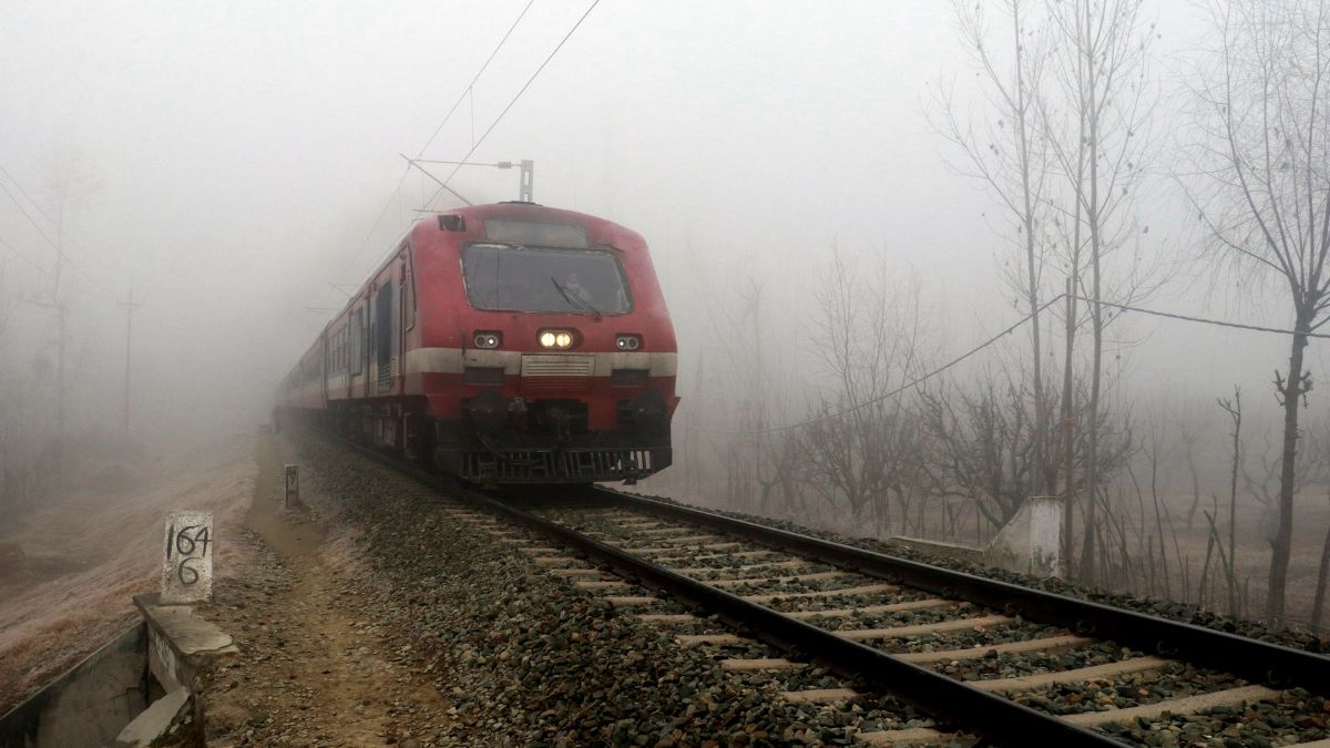 Delhi Train Running Status: City Wakes Up To Cold, Foggy Morning ...