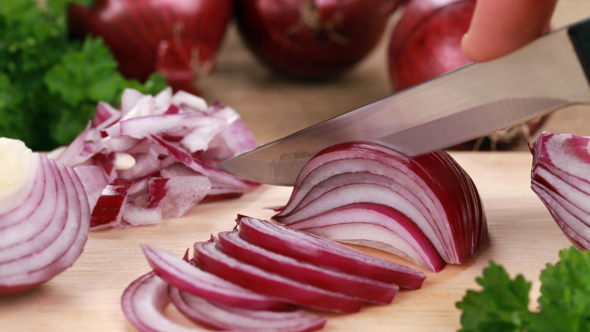 5 Advantages Of Eating Raw Onions For Skin, Hair And Health
