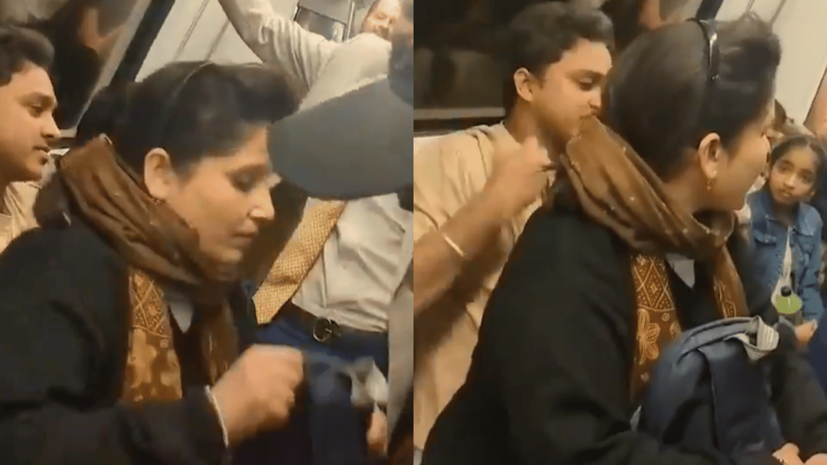 delhi-metro-aunty-forcefully-squeezes-in-between-passengers-to-make-space-for-herself-calls-it-part-of-rules