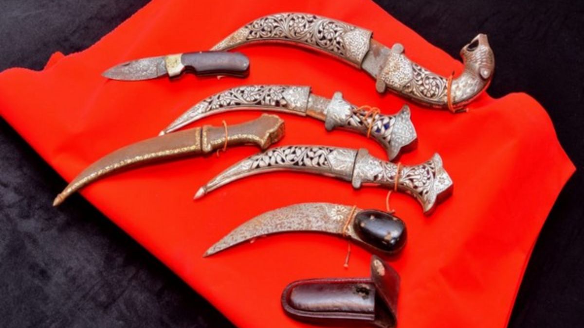 customs-hands-over-101-seized-antiquities-including-mughal-era-khanjars-to-asi