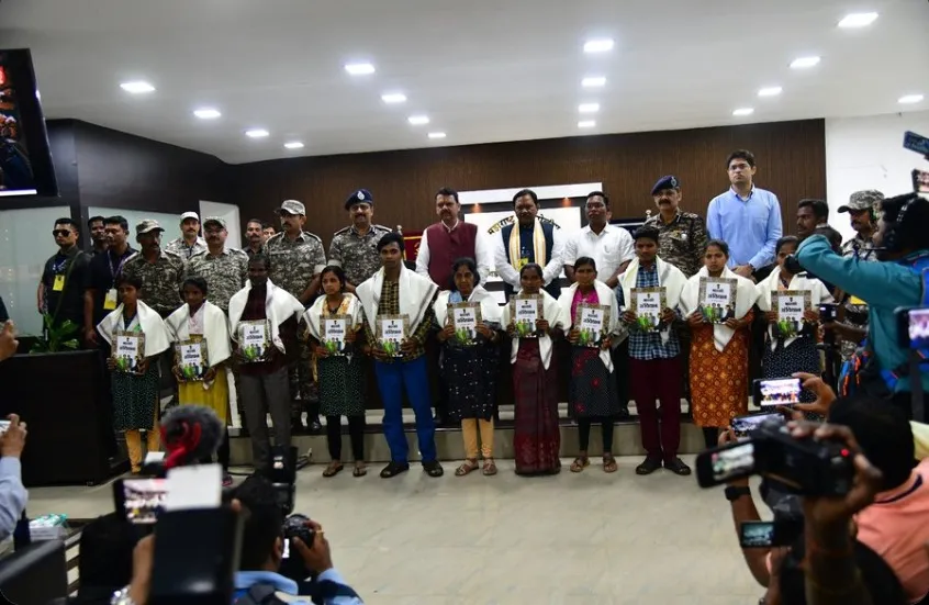 maharashtra-11-naxalites-including-top-commander-with-rs-1-cr-bounty-surrender-in-gadchiroli