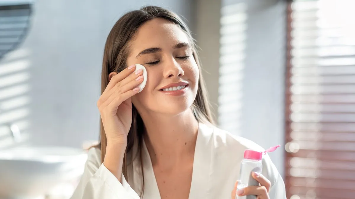 5-powerful-benefits-of-cleansing-your-face-with-raw-milk-before-bed