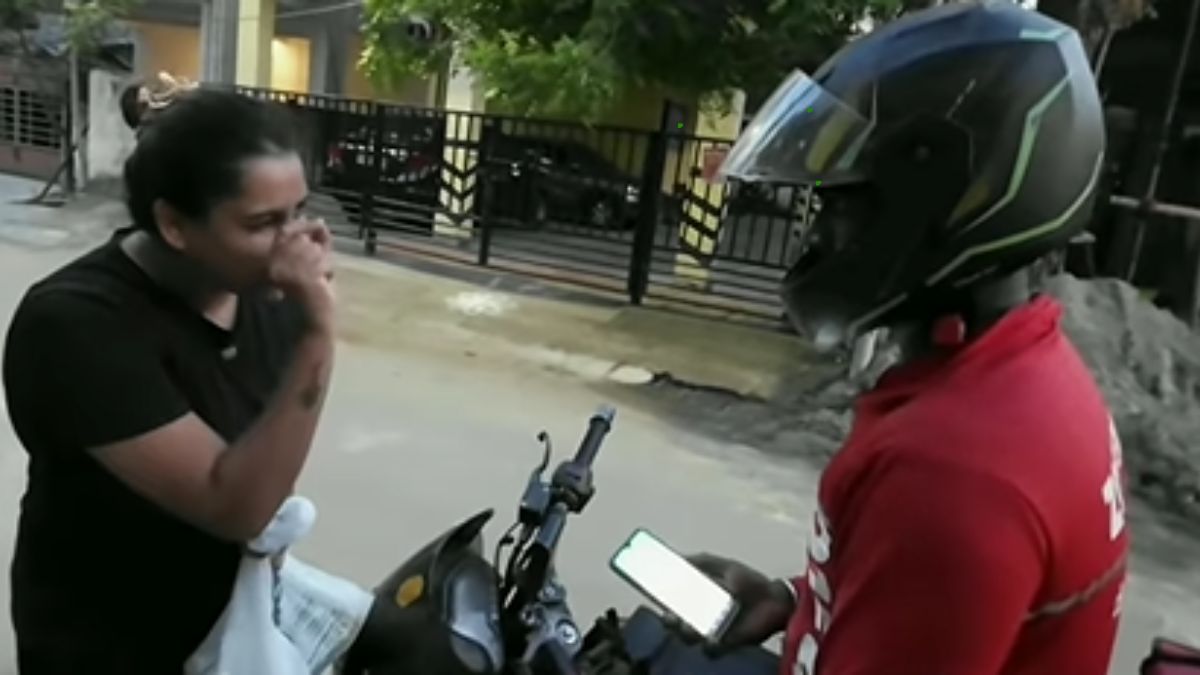 zomato-delivery-man-heartwarming-reason-to-reject-and-give-rs-500-reward-to-swiggy-delivery-boy-melts-hearts