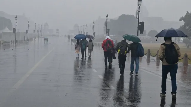 delhi-rain-likely-in-several-parts-of-ncr-today-low-temperature-to-persist-throughout-week
