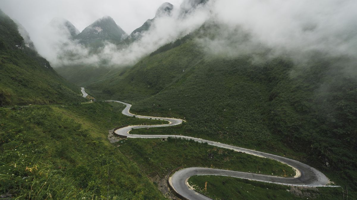 guwahati road top 10 most beautiful roads in india (1)