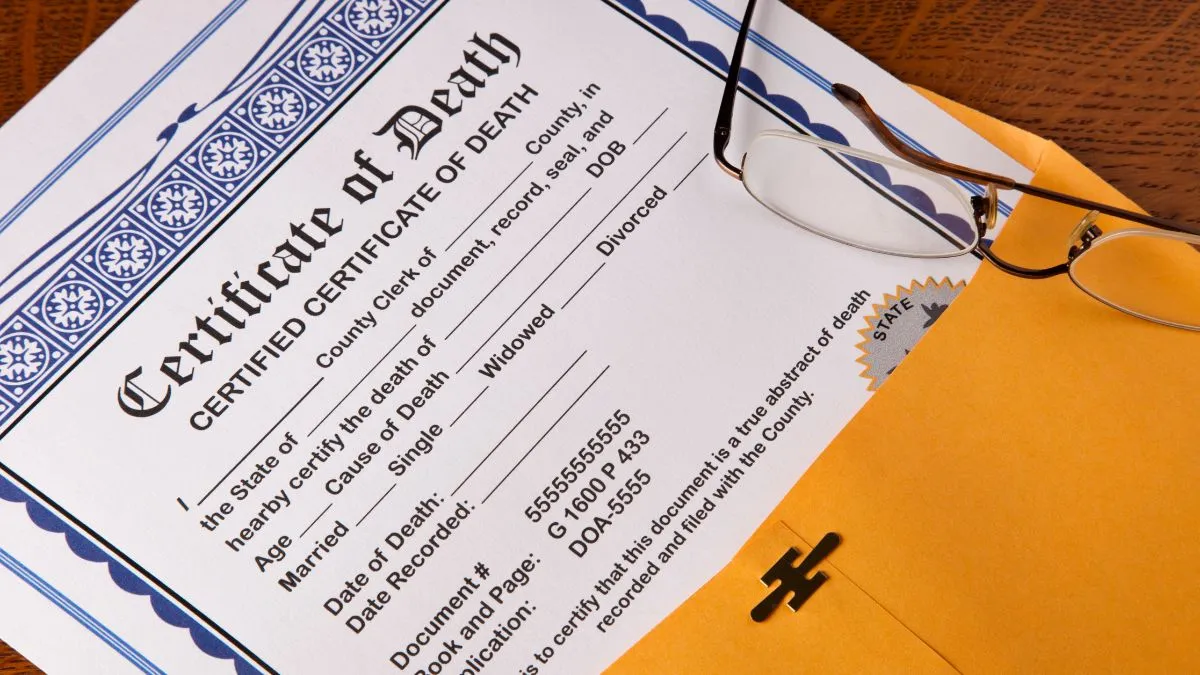up-man-receives-own-death-certificate-instead-of-wifes-for-refusing-rs-2000-bribe-village-secretary-suspended
