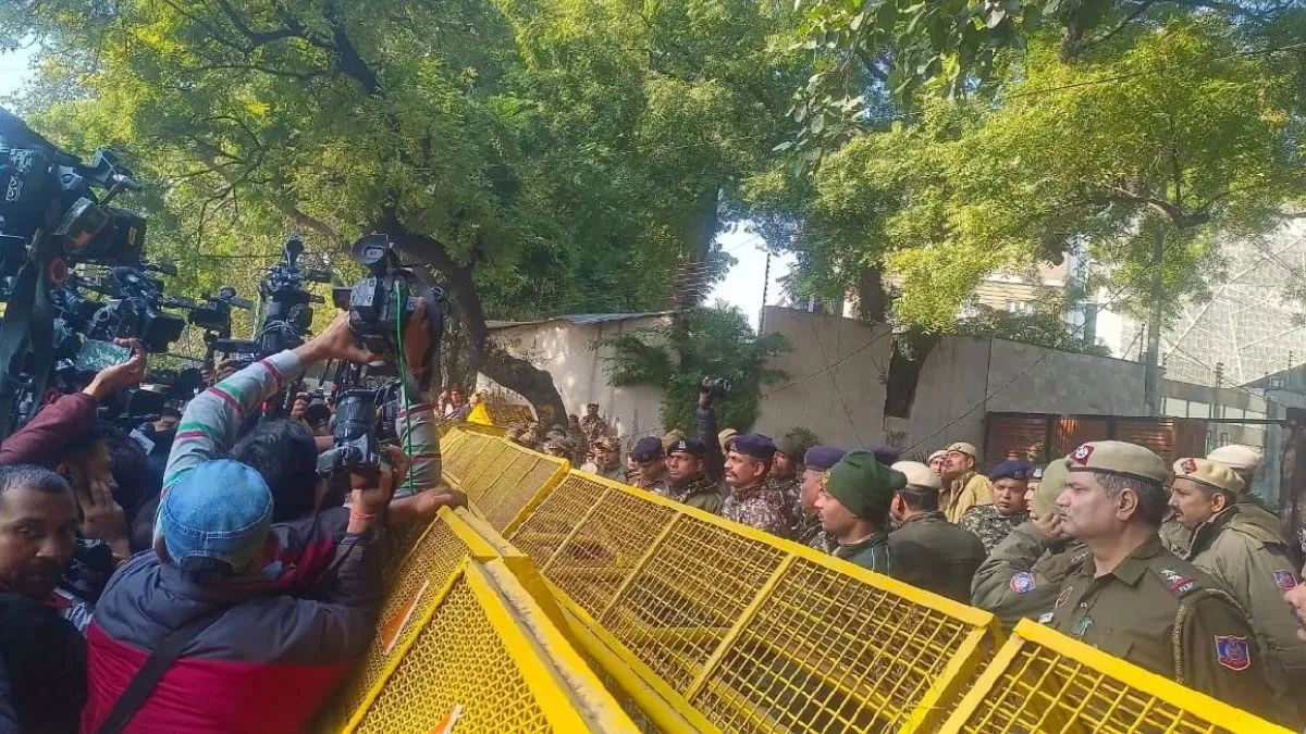 sheesh-mahal-row-aap-leaders-cops-clash-outside-cm-atishis-house-sanjay-singh-saurabh-begin-dharna