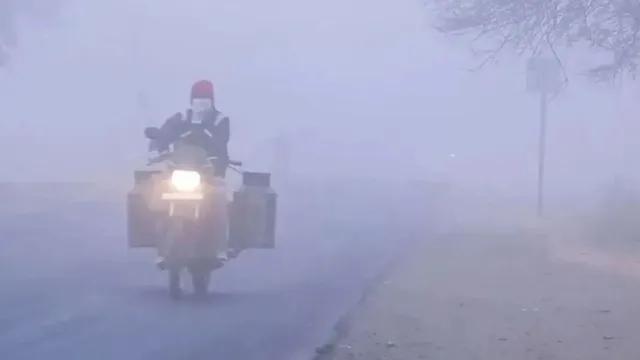 up-weather-dense-fog-continues-grip-over-prayagraj-varanasi-light-rain-expected-in-several-districts-over-weekend