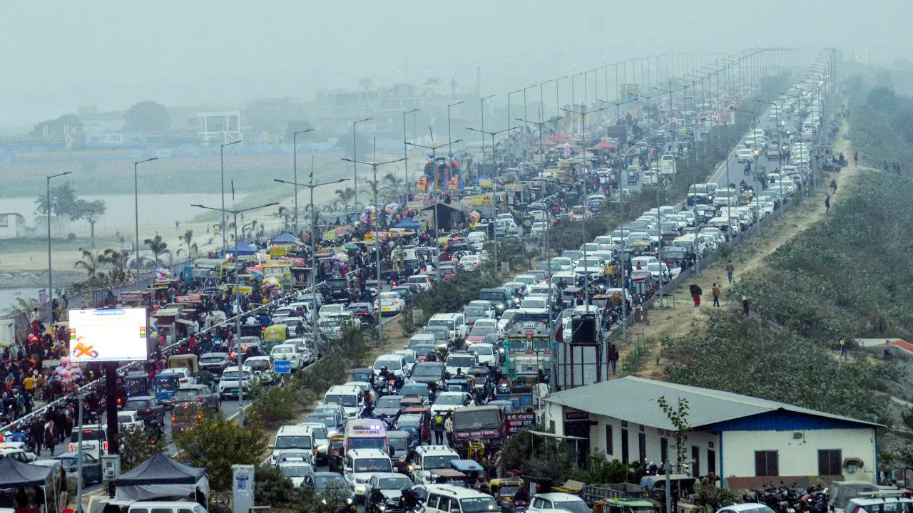 hyderabad-sankranti-traffic-advisory-check-alternate-routes-as-festive-rush-causes-heavy-traffic-on-vijayawada-highway