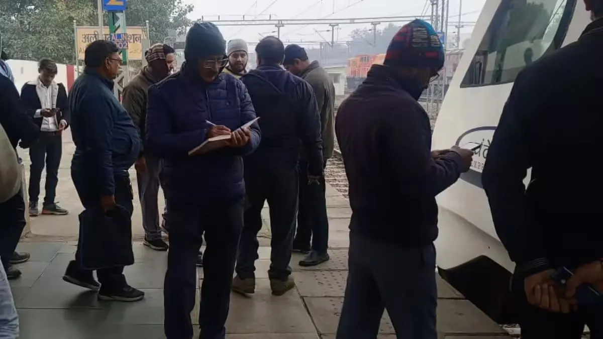 aligarh-vande-bharat-express-engine-fails-six-trains-halted-for-two-hours