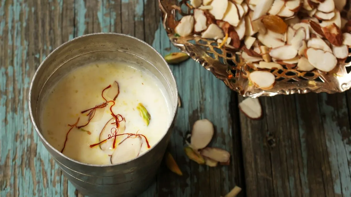 5-astonishing-benefits-of-drinking-kesar-milk-in-winters