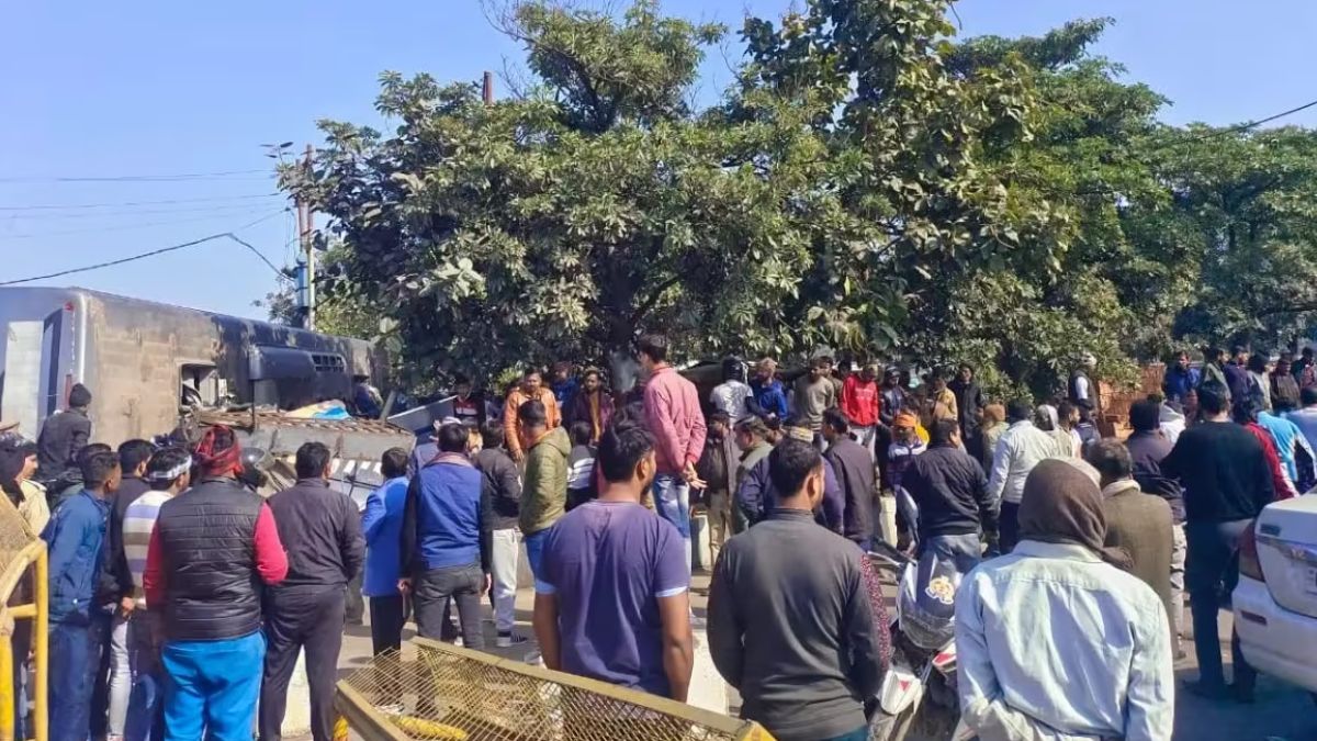 mahakumbh-news-25-injured-as-prayagraj-bound-double-decker-bus-overturns-near-lucknow-driver-flees-scene
