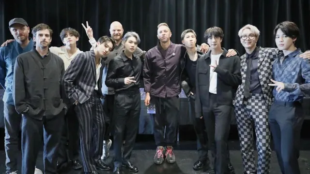 coldplay-mumbai-concert-desi-fans-groove-to-bts-collab-song-my-universe-say-india-is-ready-to-welcome-kpop-band-jungkook-jimin-v-rm-jhope-suga-jin