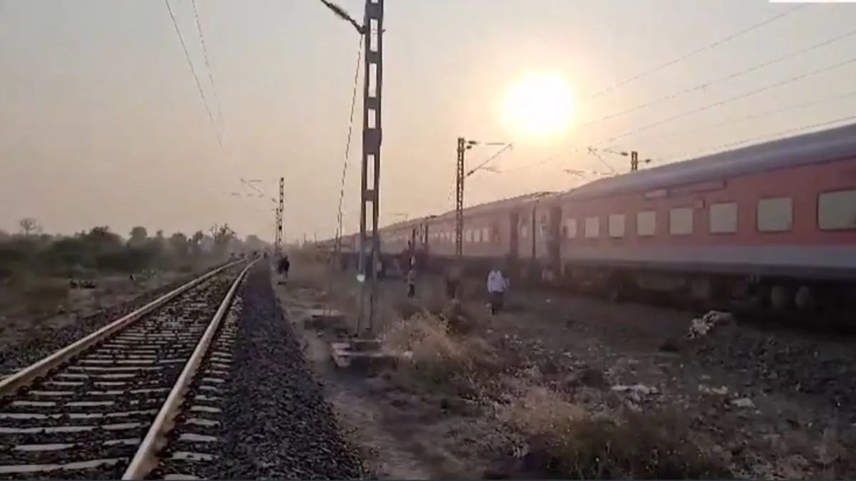 jalgaon-train-accident-pushpak-express-fire-live-news-maharashtra-news-casualties-injured-rescue-operations-latest-updates