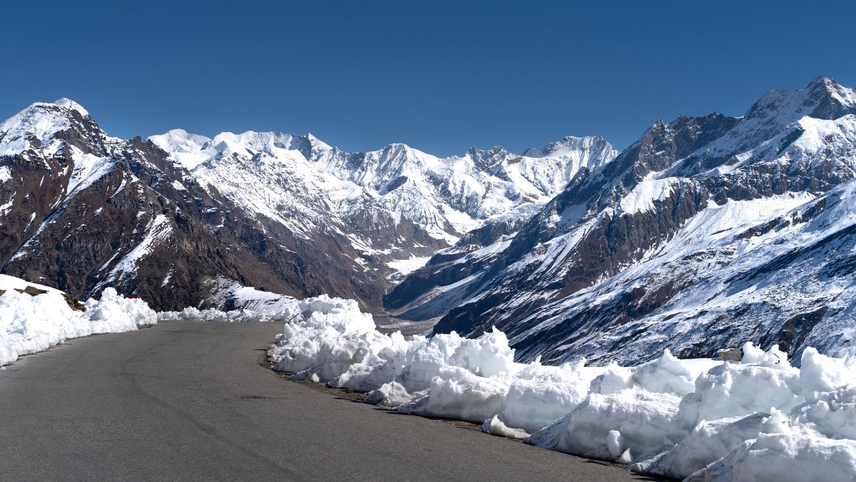 list of top 10 famous tourist spots in kashmir Apharwat Peak