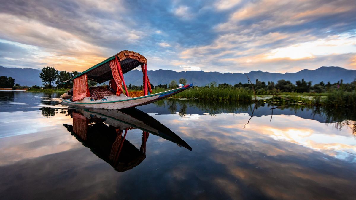 list of top 10 famous tourist spots in kashmir dal lake(1)