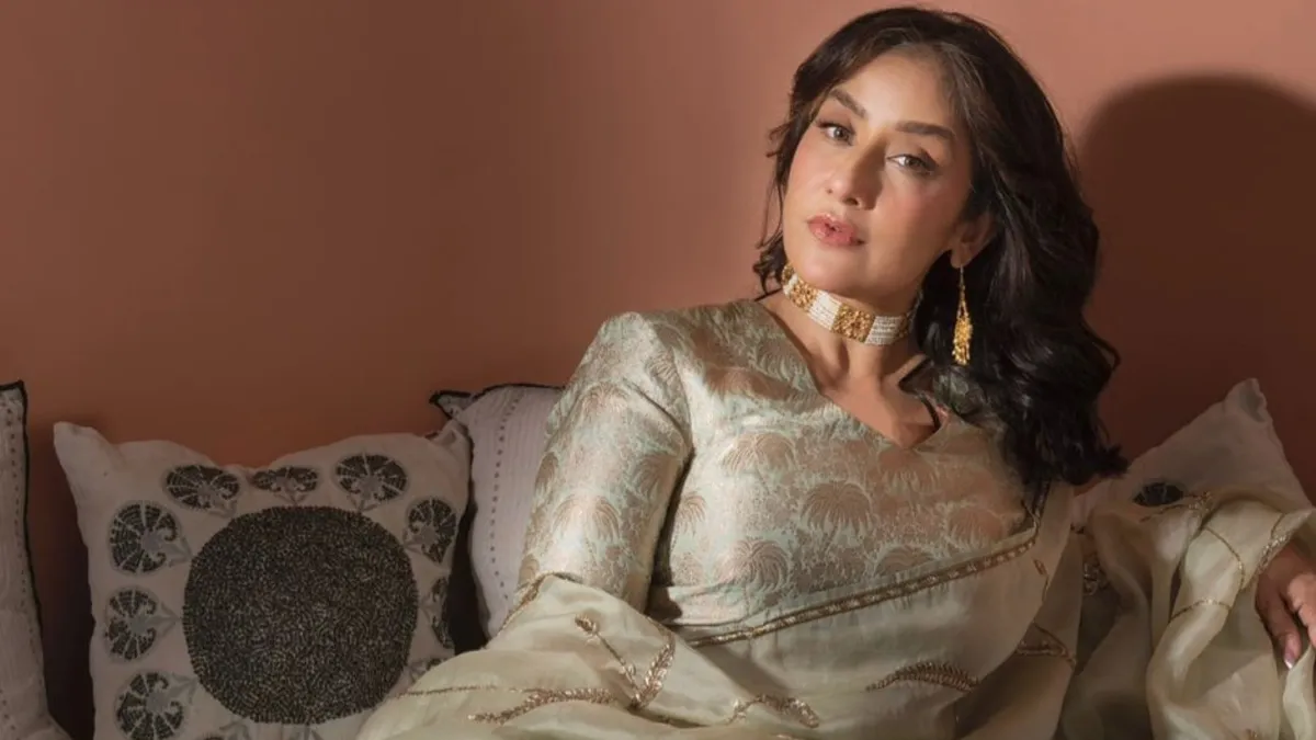 manisha-koirala-opens-up-about-her-life-after-50-in-entertainment-industry-people-say-buddhi-ho-gayi