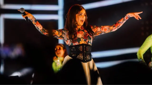 monali-thakur-live-show-cut-short-as-she-struggles-to-breathe-singer-hospitalised