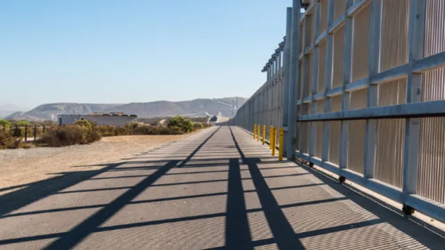 us-military-starts-deporting-flights-pentagon-prepares-to-send-more-troops-to-southern-border