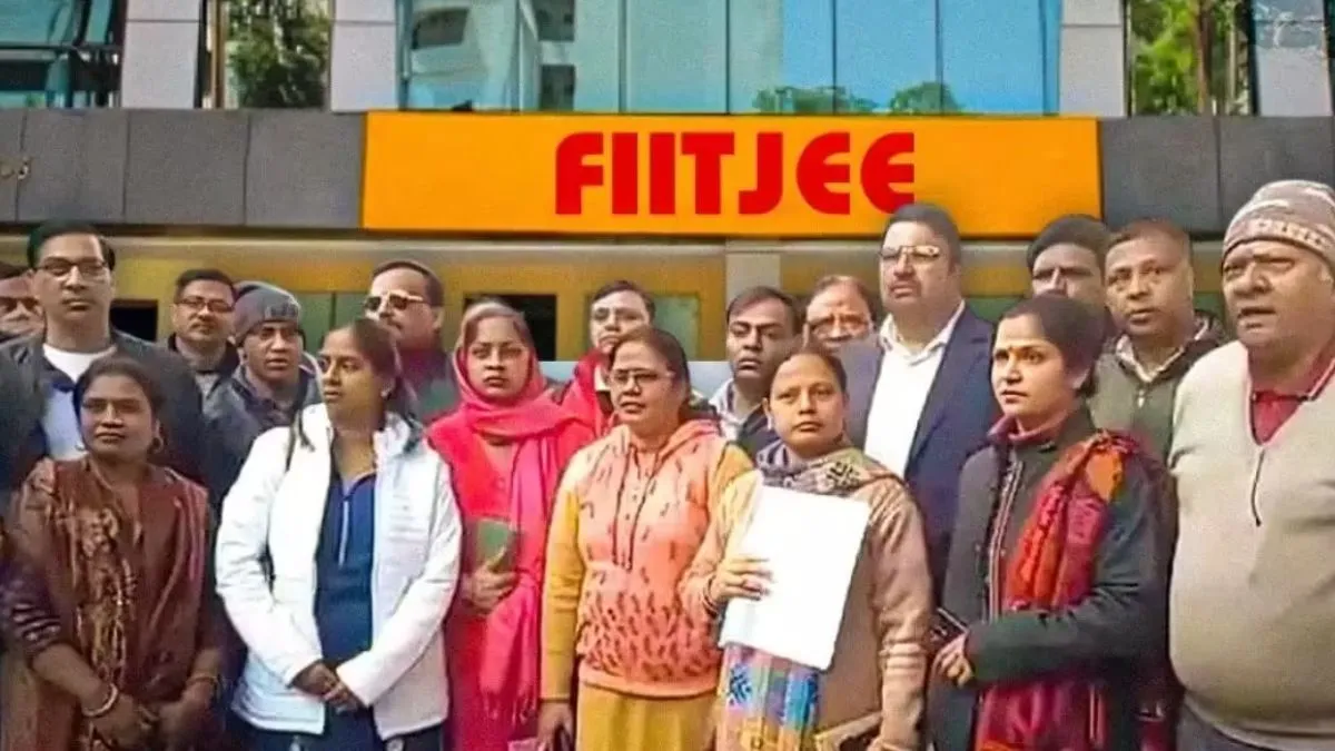 fiitjee-faces-backlash-after-sudden-closure-of-delhi-ncr-centres-parents-protest-demanding-action-against-owner