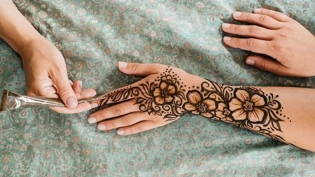 arabic-mehndi-designs-for-back-hand-simple-and-trendy-designs-for-girls-to-outshine-every-occasion