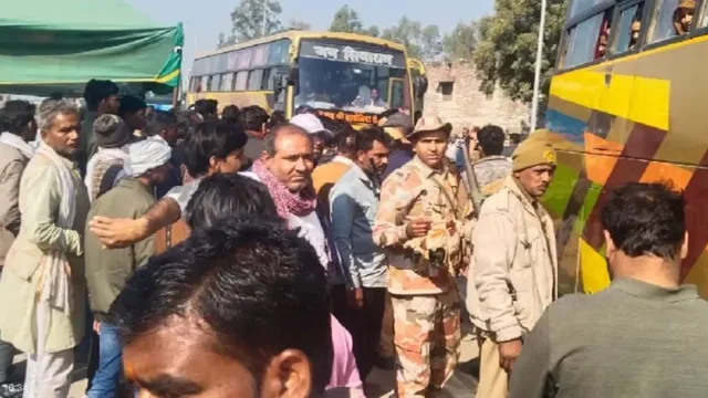 mahakumbh-over-30000-vehicles-stranded-as-entry-to-prayagraj-blocked-10-kmlong-jam-on-bundelkhand-expressway