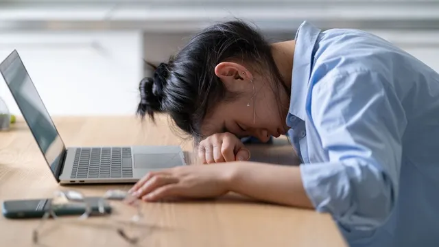 what-is-burnout-4-common-signs-you-are-experiencing-burnout-at-workplace