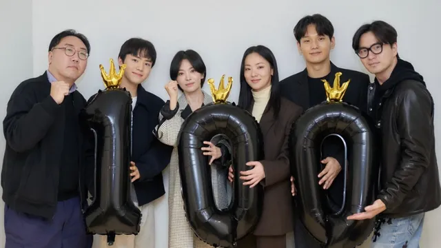 dark-nuns-hits-1-million-moviegoers-in-just-6-days-song-hye-kyo-jeon-yeo-been-and-cast-celebrate-photo