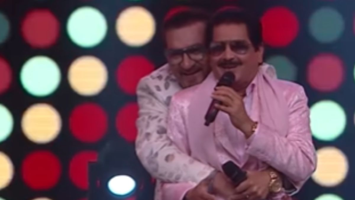 abhijeet-bhattacharya-backs-udit-narayan-after-viral-kissing-video-calls-him-khiladi