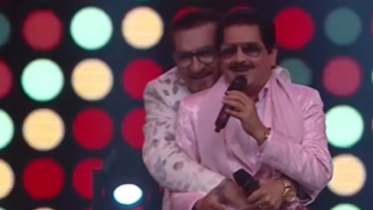 abhijeet-bhattacharya-backs-udit-narayan-after-viral-kissing-video-calls-him-khiladi