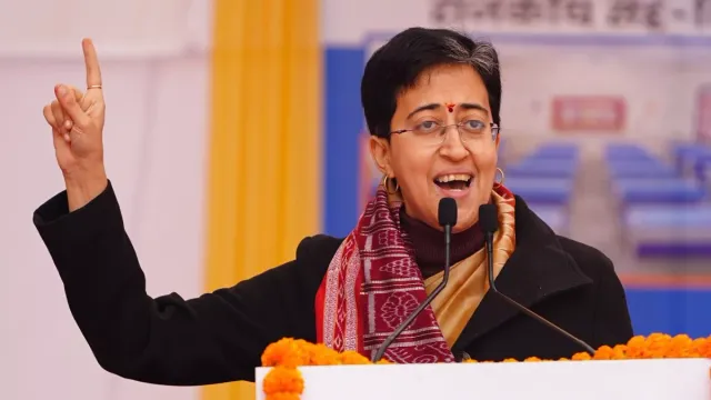 wo-paise-batenge-toh-kya-karoge-asks-cm-atishi-at-delhi-election-rally-voters-say-le-lenge-video