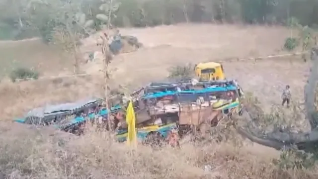 gujarat-five-killed-17-injured-as-bus-falls-into-35-foot-gorge-in-dang-district-video