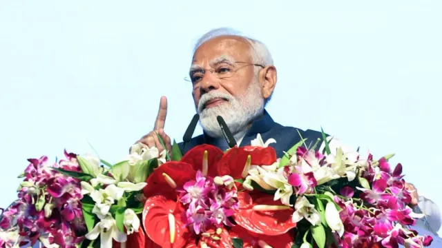 jhaadu-ke-tinke-bikhar-rahe-hai-pm-modis-dig-at-aap-after-eight-mlas-quit-party-ahead-of-delhi-assembly-polls