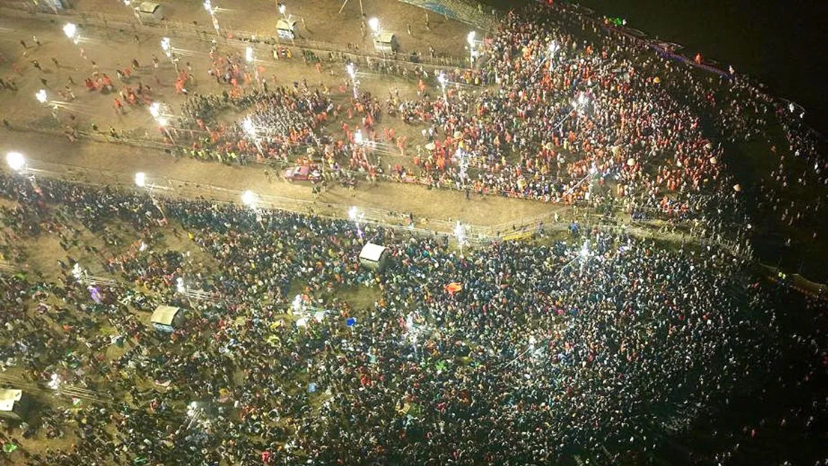mahakumbh-mela-2025-68-hindu-devotees-from-pakistan-take-sacred-dip-express-joy