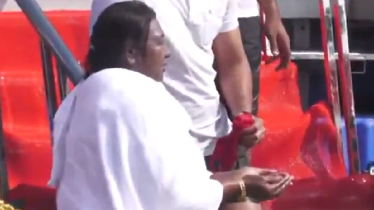 mahakumbh-2025-president-droupadi-murmu-takes-holy-dip-at-triveni-sangam-in-prayagraj