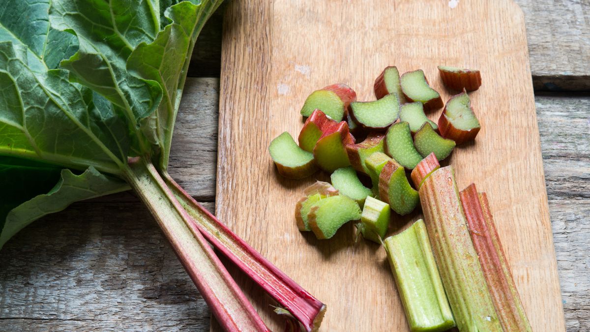 top 10 most dangerous foods in the world Rhubarb Leaf