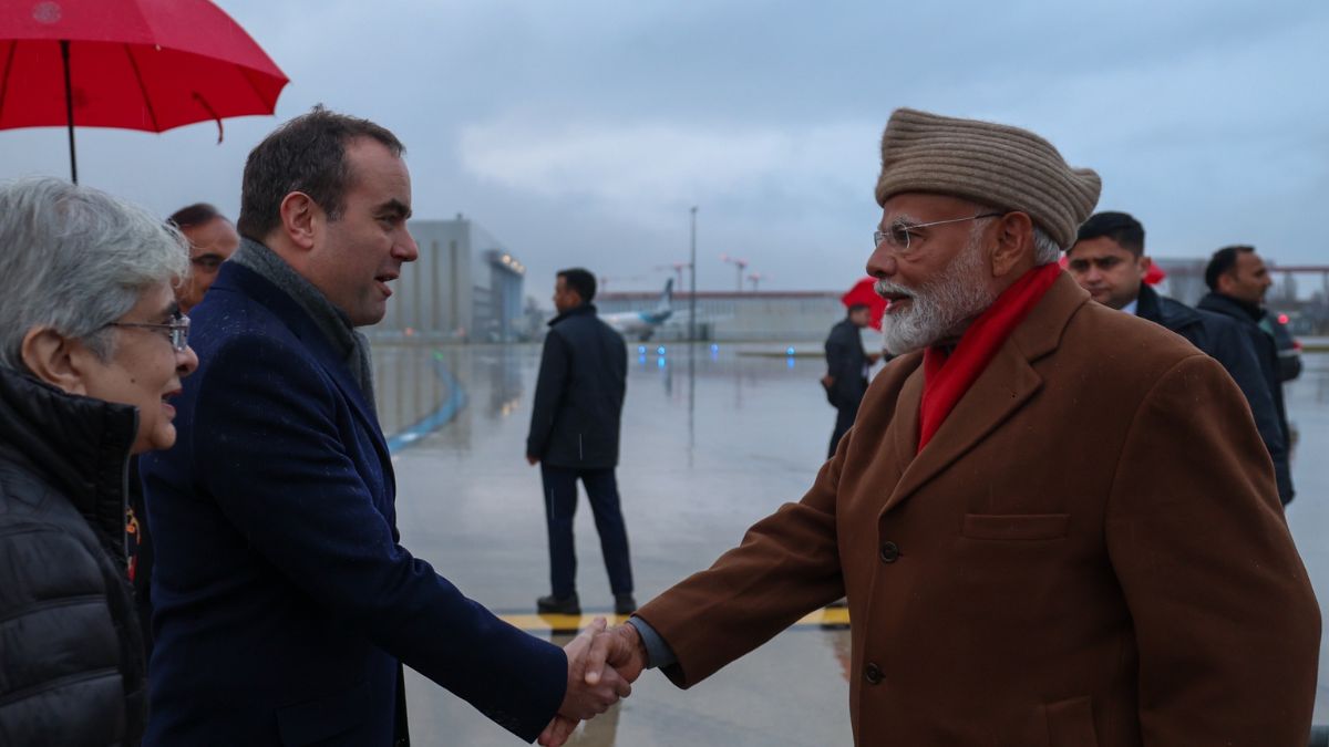 PM Modi gets warm welcome at Paris airport