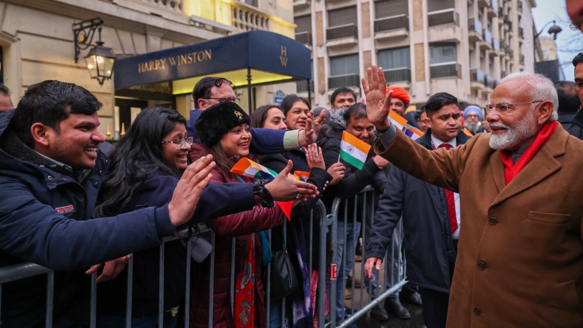 PM Modi meets Indian Diaspora in Paris