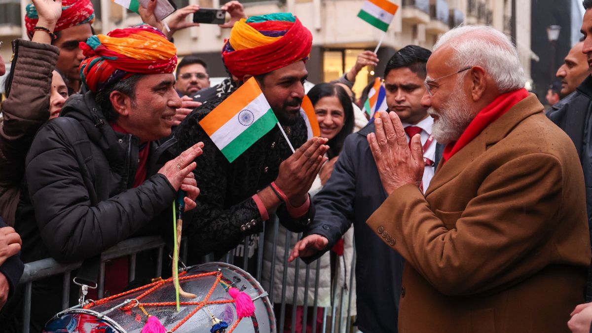 PM Modi meets Indian Diaspora in Paris