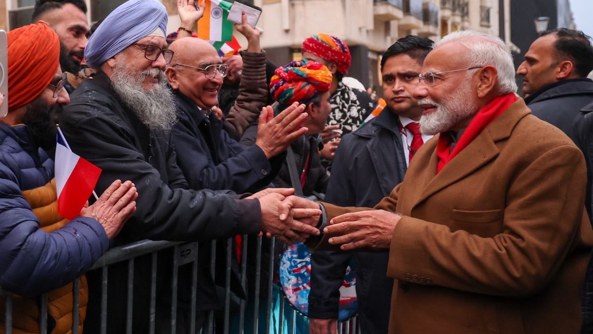 PM Modi meets Indian Diaspora in Paris