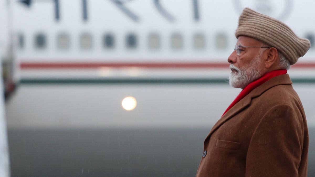 PM Modi gets warm welcome at Paris airport