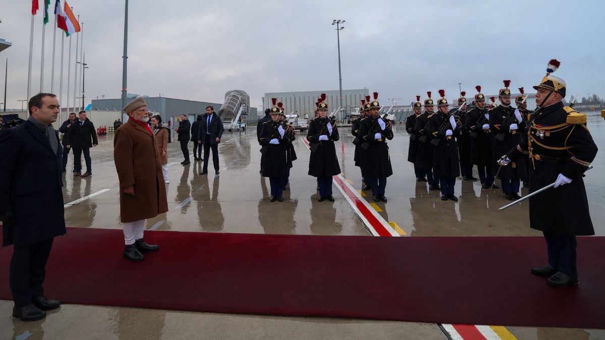 PM Modi gets warm welcome at Paris airport